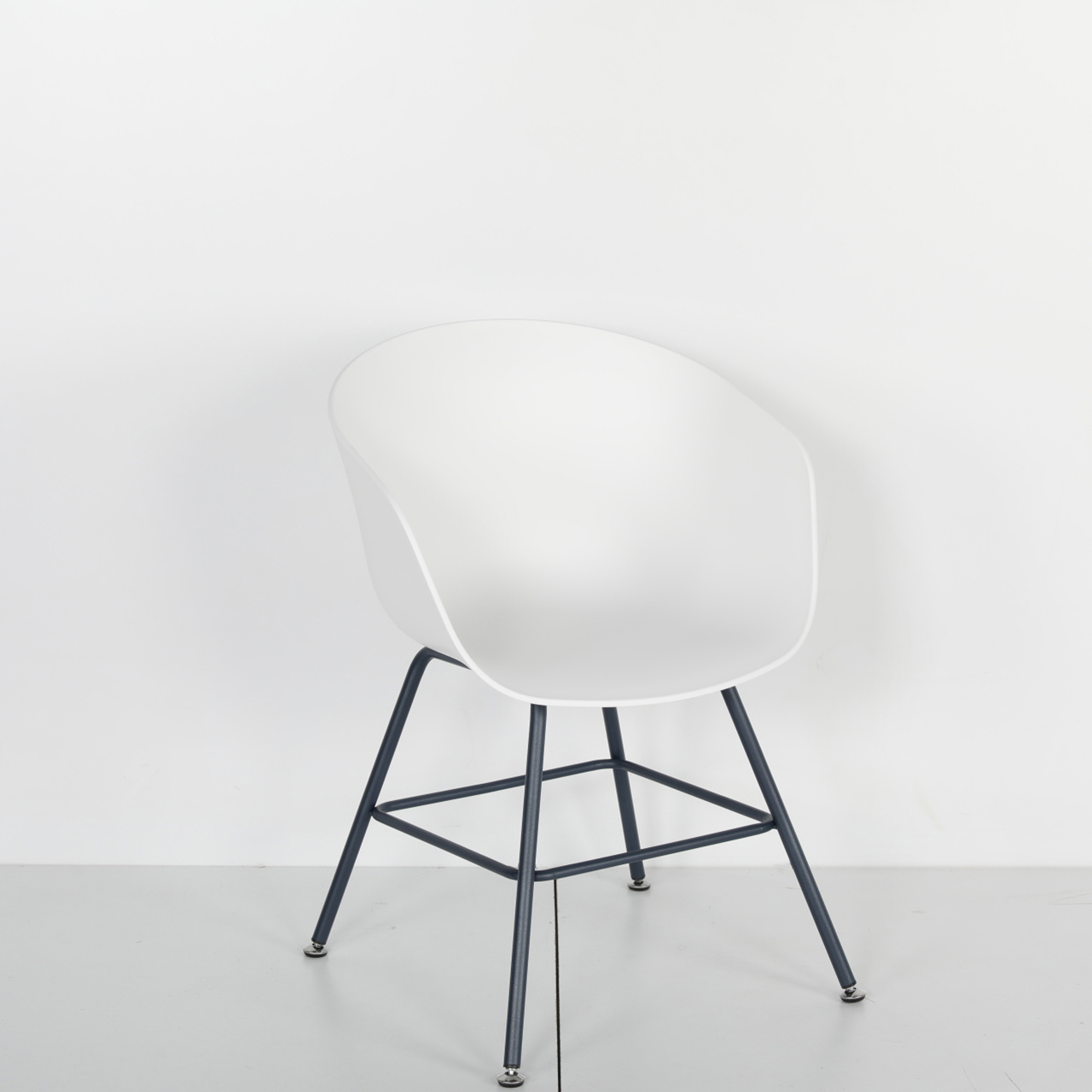 Metal Ayaklı Plastik Sandalye Solid